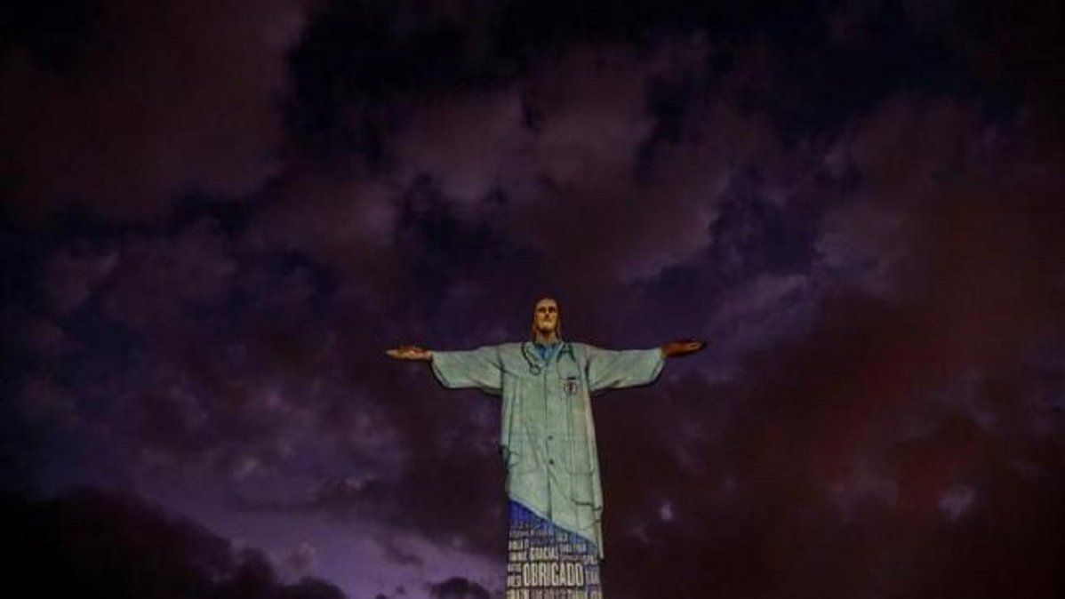 El Cristo Redentor se vistió de doctor como homenaje al personal médico