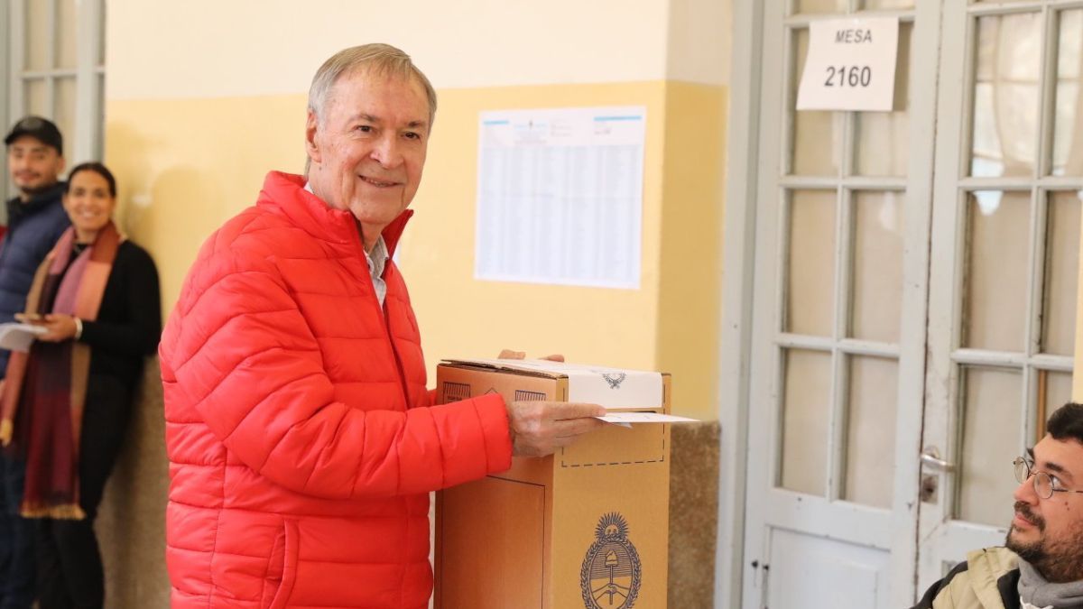 Juan Schiaretti felicitó a Javier Milei por ser el candidato más votado en Córdoba. Juan Schiaretti felicitó a Javier Milei por ser el candidato más votado en Córdoba.