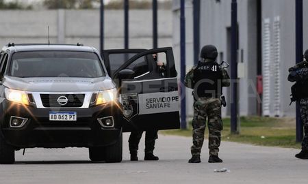 Uno de los líderes de la banda narcocriminal de Rosario, Máximo Ariel El Viejo Cantero, fue trasladado este lunes por la tarde al penal de Piñero. Uno de los líderes de la banda narcocriminal de Rosario, Máximo Ariel El Viejo Cantero, fue trasladado este lunes por la tarde al penal de Piñero.