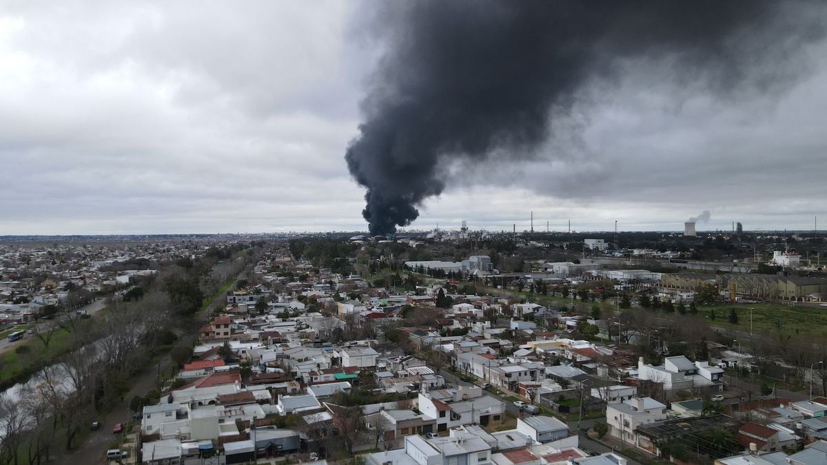Así se aprecia el incendio desde un edificio de la zona. Así se aprecia el incendio desde un edificio de la zona.