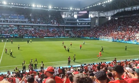 El público de Marruecos invadió el estadio y tiró bombas de estruendo en el polémico partido ante Argentina por los Juegos Olímpicos. El público de Marruecos invadió el estadio y tiró bombas de estruendo en el polémico partido ante Argentina por los Juegos Olímpicos.