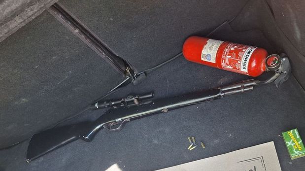 El arma estaba en el baúl del auto.