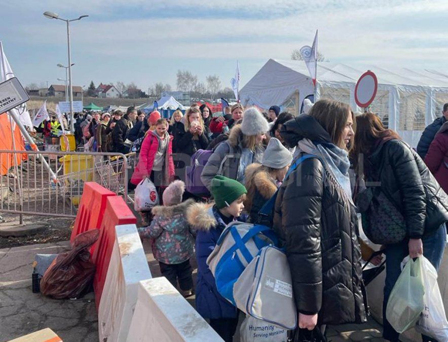 Los refugiados ucranianos cruzan las frontera hacia Polonia. Son todos mujeres y niños porque los hombres deben quedarse en el país como reservistas.