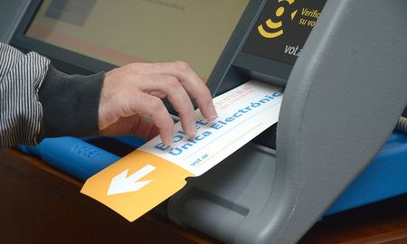 La justicia electoral resolvió que los comicios en la ciudad de Buenos Aires se extenderán hasta las 19 debido a numerosos inconvenientes con el voto electrónico. La justicia electoral resolvió que los comicios en la ciudad de Buenos Aires se extenderán hasta las 19 debido a numerosos inconvenientes con el voto electrónico.