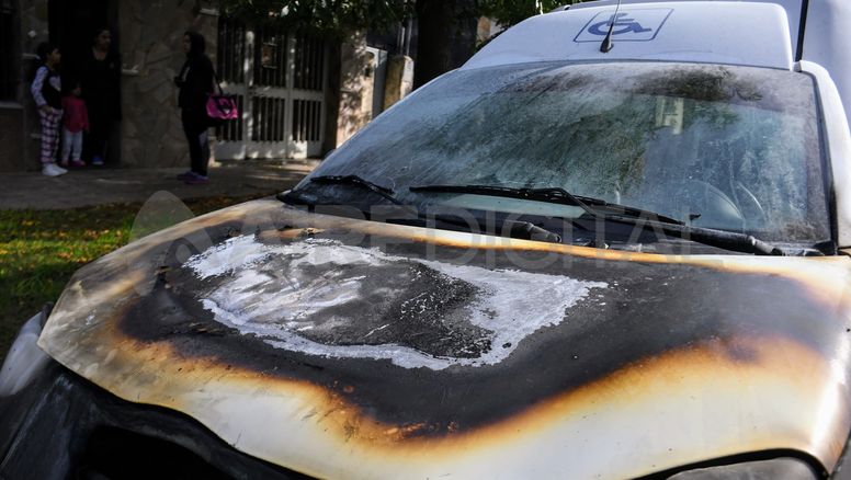 Rosario: narcos quemaron trece autos y dejaron una nueva amenaza contra Patricia Bullrich y Maximiliano Pullaro