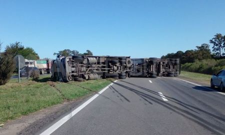 autopista rosario - santa fe: se normalizo el transito tras el vuelco de un camion en monje autopista rosario - santa fe: se normalizo el transito tras el vuelco de un camion en monje