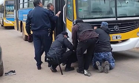 Un hombre se tiró debajo de un colectivo para impedir su circulación en Corrientes. Un hombre se tiró debajo de un colectivo para impedir su circulación en Corrientes.