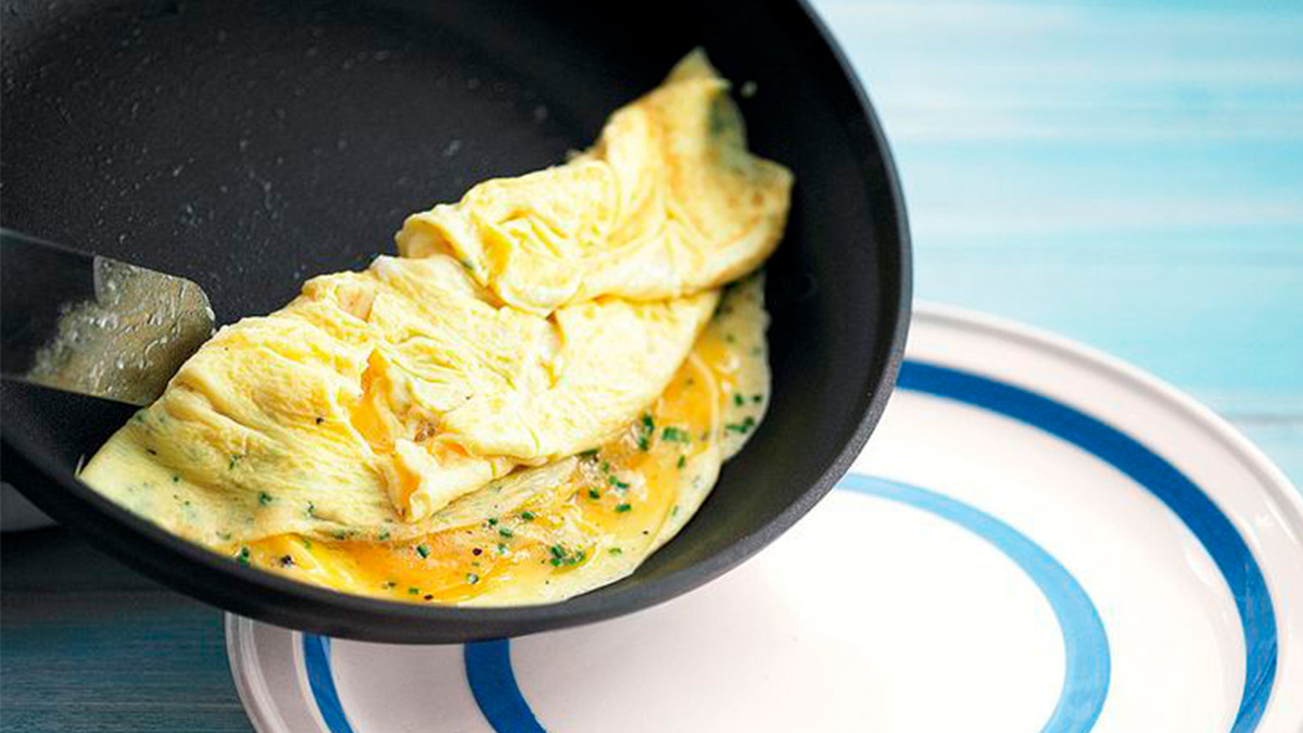 Cómo hacer la tortilla francesa de la serie The Bear: la receta viral con crema agria y cebolla frita