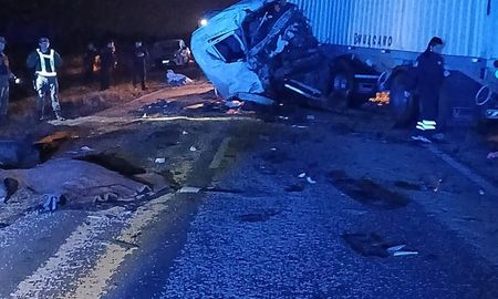 Ocurrió esta madrugada y se vieron involucrados tres camiones. Hay una persona fallecida. Se producen desvíos hacia rutas de la zona. Ocurrió esta madrugada y se vieron involucrados tres camiones. Hay una persona fallecida. Se producen desvíos hacia rutas de la zona.