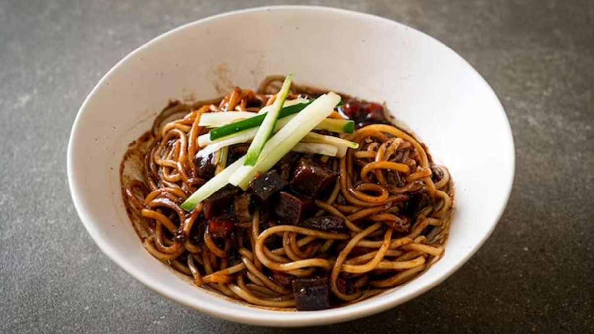 El jajangmyeon es un plato coreano que consiste en fideos gruesos de trigo, cubiertos en salsa espesa y oscura. El jajangmyeon es un plato coreano que consiste en fideos gruesos de trigo, cubiertos en salsa espesa y oscura.