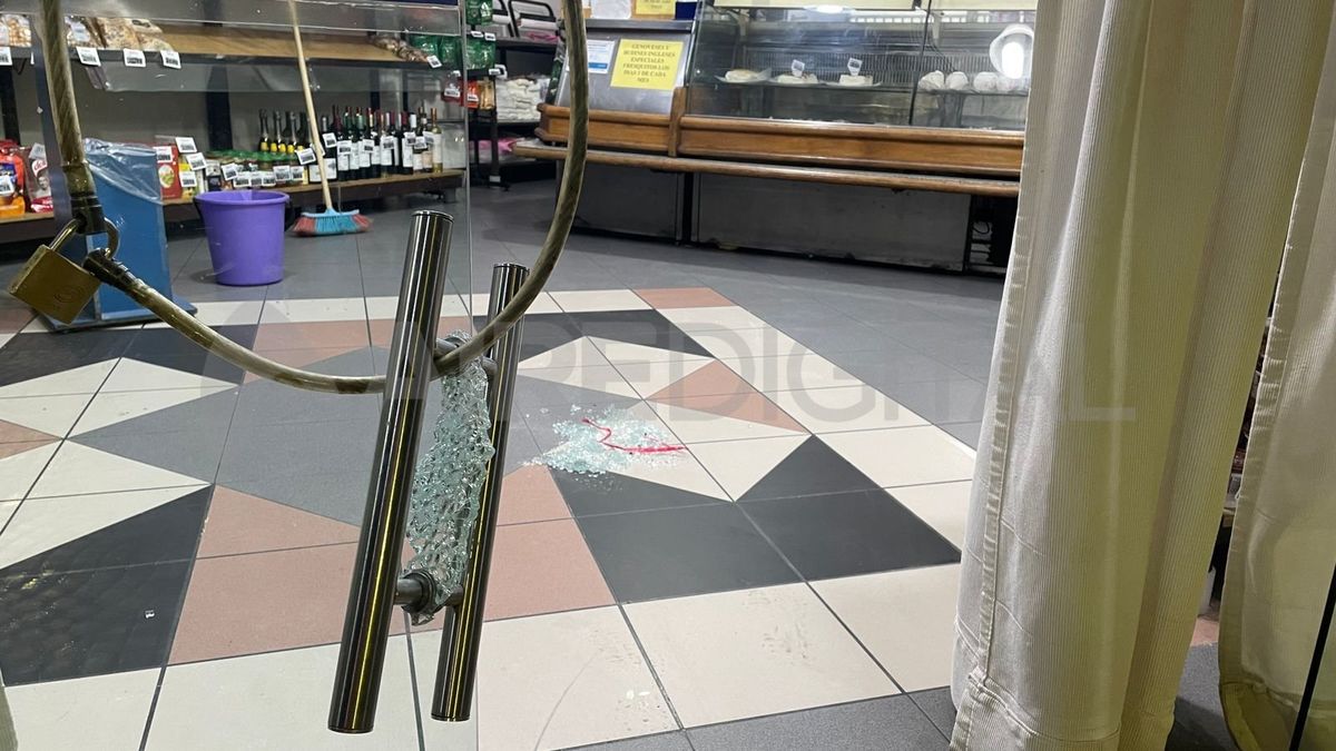 Rompieron la puerta de una panadería en Urquiza y Suipacha. Rompieron la puerta de una panadería en Urquiza y Suipacha.