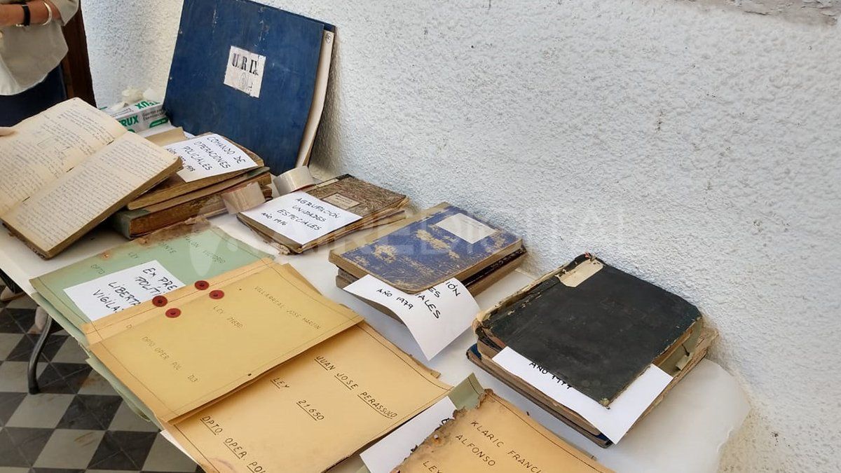 El pasado 18 de noviembre, de forma exclusiva, Aire Digital informaba que documentos de la Policía de Santa Fe, relacionada a la última dictadura militar y a la década del 90, había sido encontrada en una casa del centro de la ciudad.