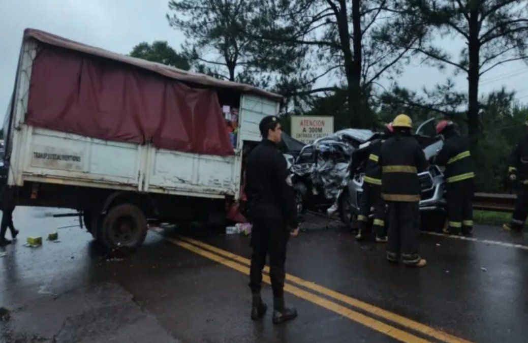 El choque entre una camioneta y un camión de reparto dejó dos víctimas fatales