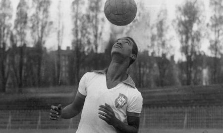 Una infección a los 14 años lo forzó a patentar un disparo único. Didí, leyenda viva del fútbol brasileño, ganando dos Copas Mundiales de la FIFA. Una infección a los 14 años lo forzó a patentar un disparo único. Didí, leyenda viva del fútbol brasileño, ganando dos Copas Mundiales de la FIFA.