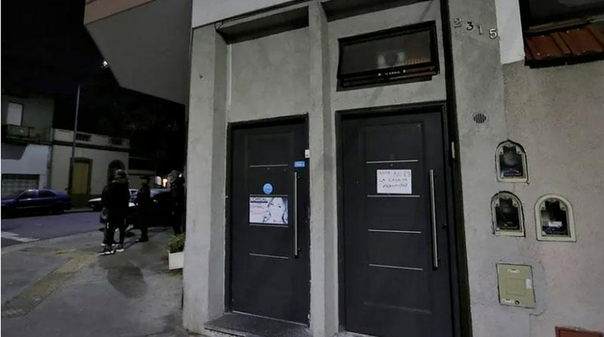 “Esta no es la casa de Fernando”, reza un cartel pegado sobre la puerta de una de las propiedades del agresor de Cristina Kirchner.