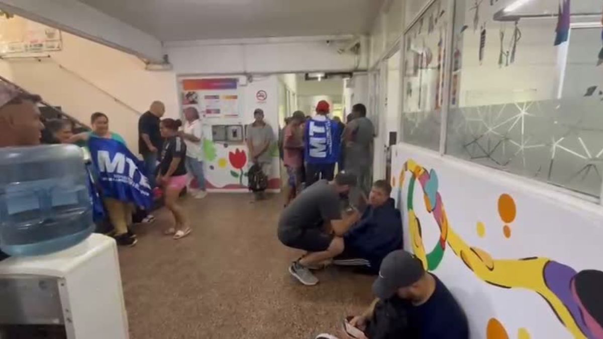 Unas 50 personas del MTE se manifestaron en el Ministerio ubicado en la Costanera de Santa Fe.