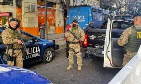 Custodia exclusiva. Por el procedimiento debió participar la Tropa de Operaciones Especiales (TOE) que custodió los ómnibus. Custodia exclusiva. Por el procedimiento debió participar la Tropa de Operaciones Especiales (TOE) que custodió los ómnibus.