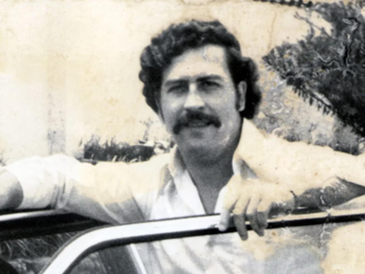 En 1993 muere en Medellín Pablo Emilio Escobar Gaviria, responsable de cruentos atentados y de asesinatos de políticos y periodistas.