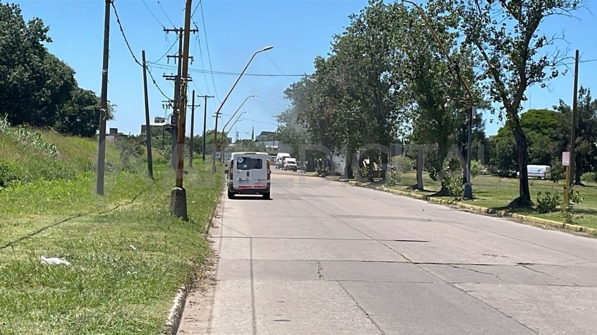 La rotura del caño de alta presión se produjo en calle Naciones Unidas, a la altura del polideportivo del Parque Juan de Garay de Santa Fe. La rotura del caño de alta presión se produjo en calle Naciones Unidas, a la altura del polideportivo del Parque Juan de Garay de Santa Fe.