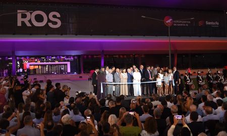 Junto a integrantes de sui gabinete, el gobernador Maximiliano Pullaro encabezó el acto oficial de reinauguración del Aeropuerto de Rosario. Junto a integrantes de sui gabinete, el gobernador Maximiliano Pullaro encabezó el acto oficial de reinauguración del Aeropuerto de Rosario.