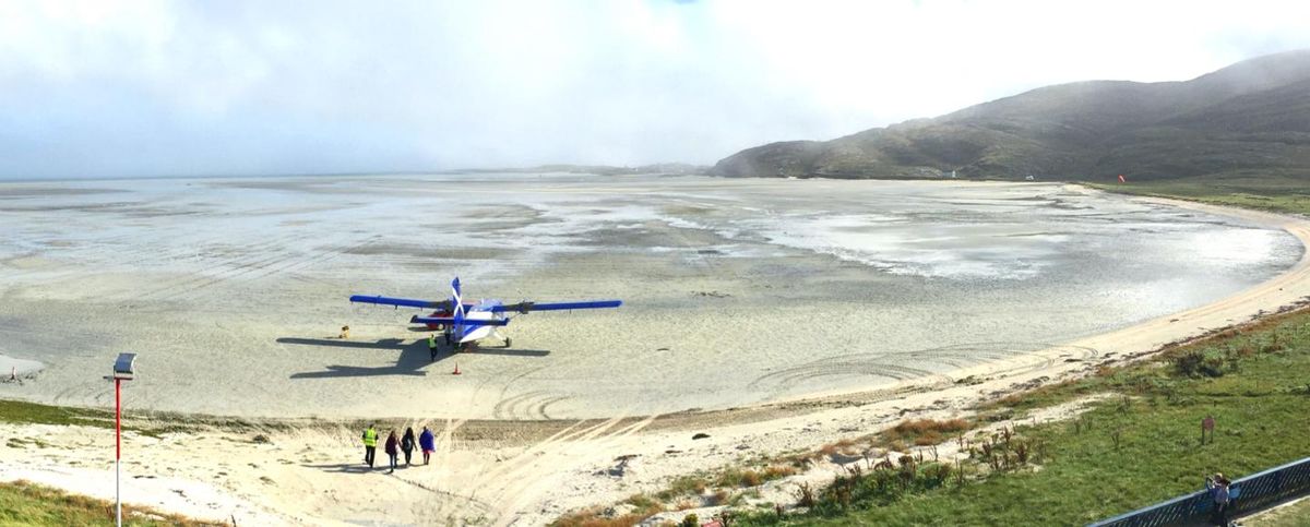 En Barra, los pilotos dependerán de que las mareas les permitan arribar o partir del mismo ya que, en lugar de una pista delimitada y señalizada, despegarán y aterrizarán sobre la arena de una playa, muchas veces con la presencia de agua de mar en la misma.