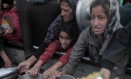 Palestinos esperan para recibir comida de un centro de distribución de alimentos, en la ciudad de Khan Younis, tras iniciarse el alto el fuego. Palestinos esperan para recibir comida de un centro de distribución de alimentos, en la ciudad de Khan Younis, tras iniciarse el alto el fuego.
