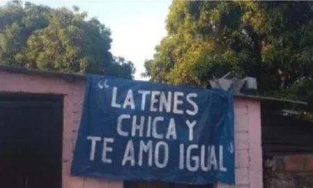 La tenés chica y te amo igual: el pasacalle que conmocionó a un barrio en San Valentín La tenés chica y te amo igual: el pasacalle que conmocionó a un barrio en San Valentín