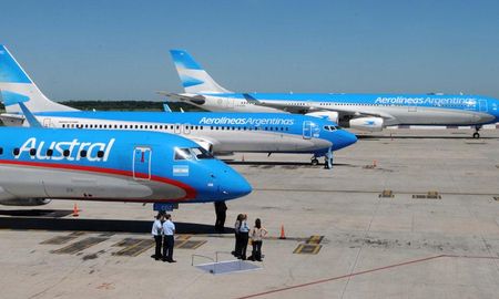 Desde el punto de vista operativo, significa la unificación de áreas como mantenimiento, pilotos y tripulaciones, eliminando así las estructuras duplicadas existentes, lo que permitirá una mayor eficiencia y una considerable reducción de costos derivados. Desde el punto de vista operativo, significa la unificación de áreas como mantenimiento, pilotos y tripulaciones, eliminando así las estructuras duplicadas existentes, lo que permitirá una mayor eficiencia y una considerable reducción de costos derivados.