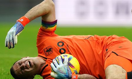 Dibu Martínez tuvo que ser reemplazado en el encuentro entre Aston Villa y Newcastle, por la Premier League, y encendió las alarmas en la Selección Argentina. Dibu Martínez tuvo que ser reemplazado en el encuentro entre Aston Villa y Newcastle, por la Premier League, y encendió las alarmas en la Selección Argentina.