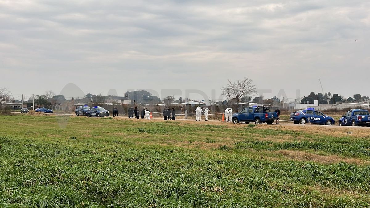 Investigadores y peritos de la Policía de Investigaciones (PDI) relevan la zona del hallazgo. 