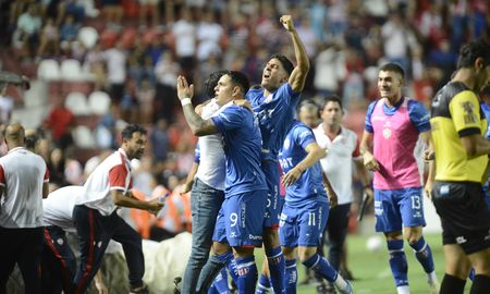 El primer gol fue un desahogo para el conjunto tatengue y el toro Morales fue a abrazarlo a Kily. El primer gol fue un desahogo para el conjunto tatengue y el toro Morales fue a abrazarlo a Kily.