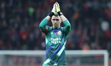 El arquero uruguayo del Galatasaray de Turquía sufrió la fractura de tibia y peroné, además de la rotura total del ligamento lateral interno. El arquero uruguayo del Galatasaray de Turquía sufrió la fractura de tibia y peroné, además de la rotura total del ligamento lateral interno.
