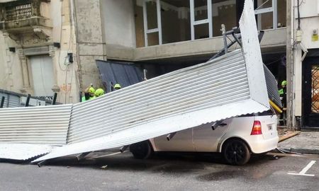 Una estructura metálica cayó sobre un auto en el centro de Rosario por el fuerte viento. Una estructura metálica cayó sobre un auto en el centro de Rosario por el fuerte viento.