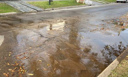 Pérdida de agua en calle Boneo al 200. Pérdida de agua en calle Boneo al 200.