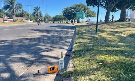 Botellas, vasos, bolsas y otros elementos se agolpan en los cordones de las calles de la costanera santafesina. Botellas, vasos, bolsas y otros elementos se agolpan en los cordones de las calles de la costanera santafesina.