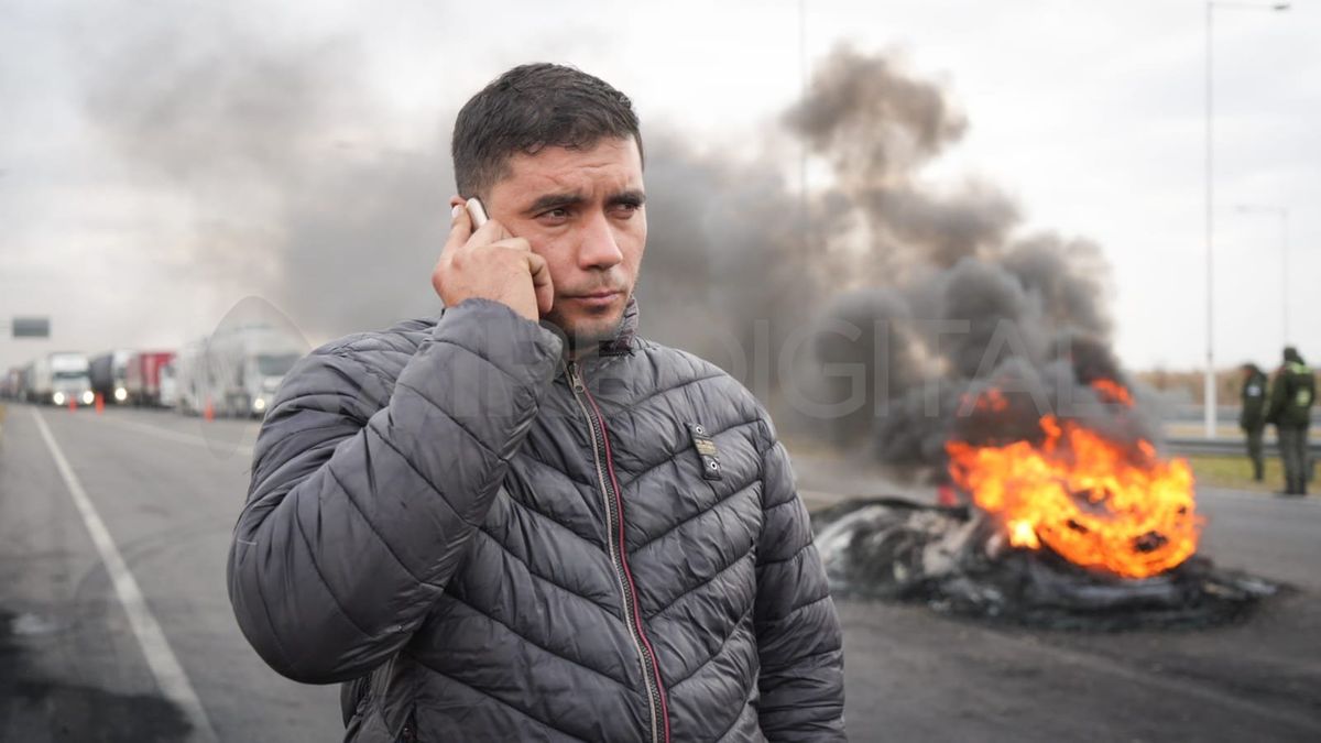 Maximiliano Almará, uno de los transportistas, dijo en el móvil de AIRE que la falta de gasoil y el aumento del precio los pone en una situación límite.