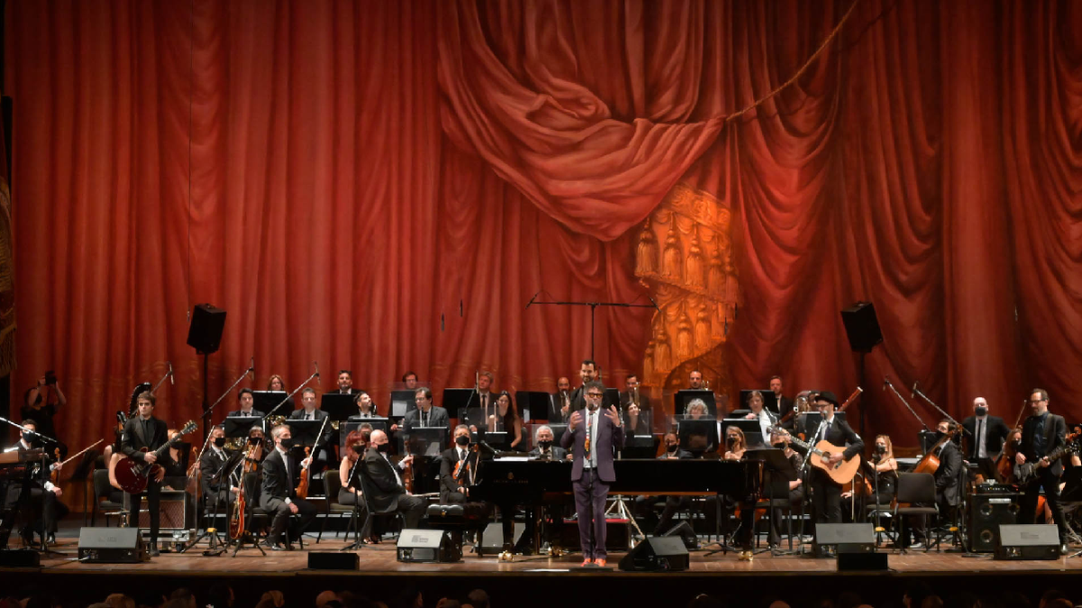 El rosarino interpret&oacute; canciones del amplio repertorio de Charly junto a la&nbsp;Orquesta Estable y su banda actual.