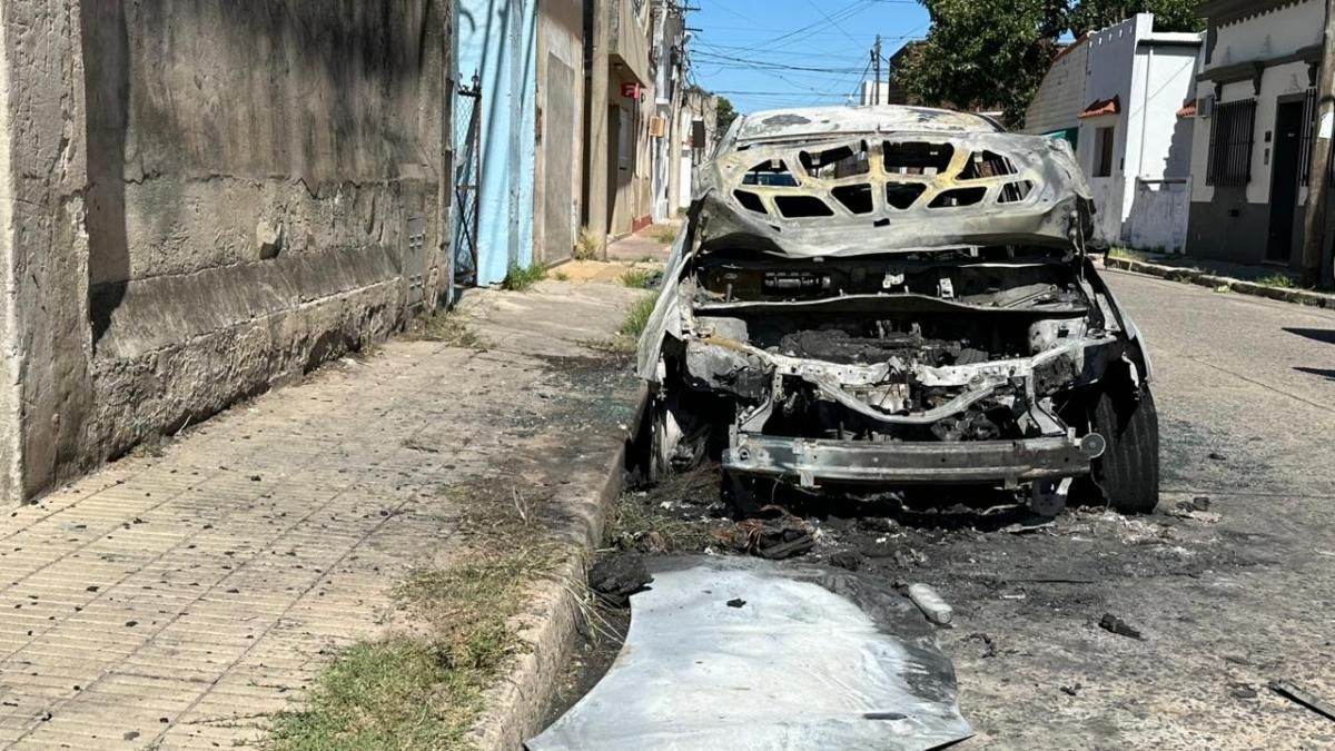 El auto, un Chevrolet Sonic, quedó completamente dañado por el incendio.