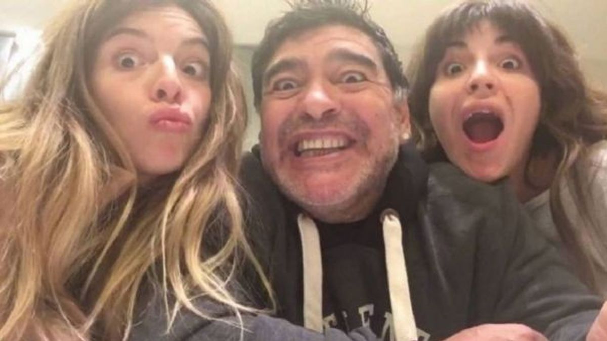 Dalma y Gianinna Maradona hicieron muchas cosas para ayudar a su papá y fueron rechazadas por el entorno del Diez, según Burlando.