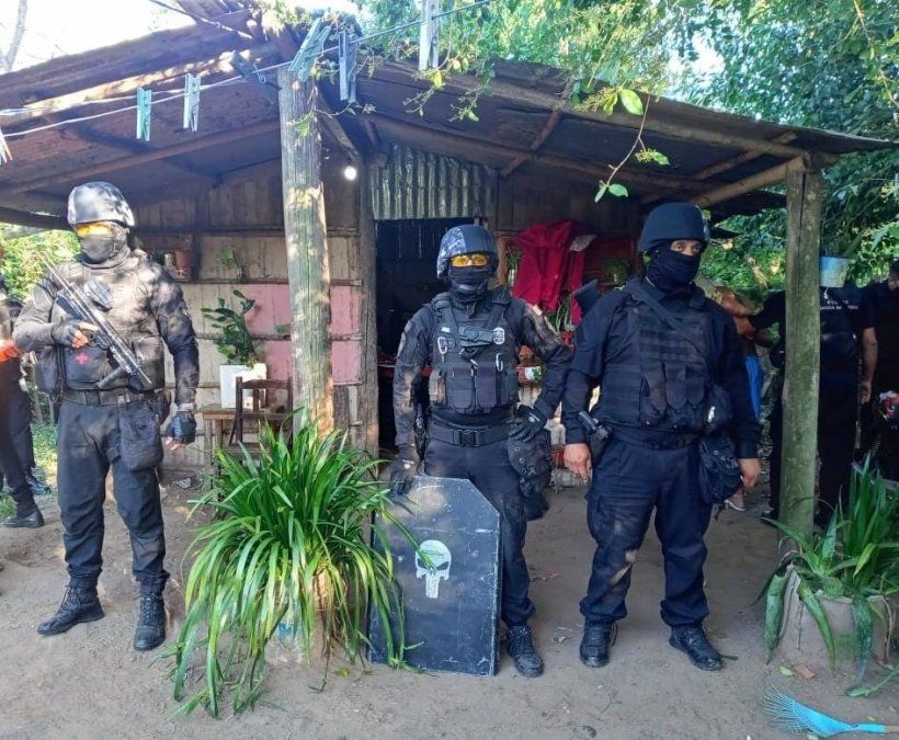 Los efectivos lograron dar con los delincuentes por medio de tres allanamientos.