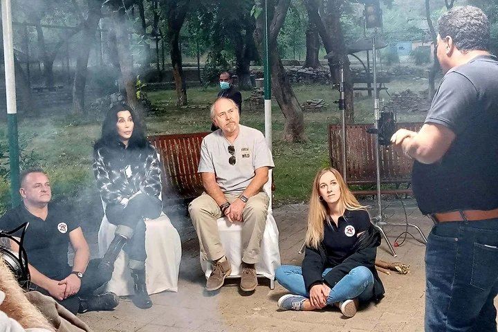 Cher está en Pakistán junto a los miembros de las Oenegés que recaudaron el dinero para liberar y trasladar a Kaavan (EFE).3 de 7