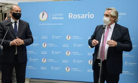 Este jueves, el presidente de la Nación, Alberto Fernández llegó junto con parte de su gabinete de ministros a la ciudad de Rosario, donde se anunciaron inversiones y obras para el territorio santafesino. Este jueves, el presidente de la Nación, Alberto Fernández llegó junto con parte de su gabinete de ministros a la ciudad de Rosario, donde se anunciaron inversiones y obras para el territorio santafesino.