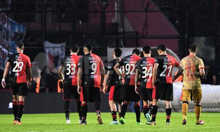 Colón mostró su peor cara en lo que va del campeonato y cayó como local ante Racing. Colón mostró su peor cara en lo que va del campeonato y cayó como local ante Racing.