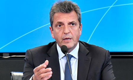 El ministro de Economía, Sergio Massa, denunció este jueves que economistas de la oposición se comunicaron con funcionarios del Fondo Monetario Internacional (FMI) para pedir que no avance hacia un acuerdo con la Argentina. El ministro de Economía, Sergio Massa, denunció este jueves que economistas de la oposición se comunicaron con funcionarios del Fondo Monetario Internacional (FMI) para pedir que no avance hacia un acuerdo con la Argentina.