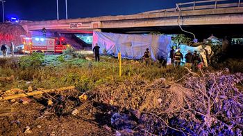 Bomberos, Gendarmería y el SIES trabajaron en el lugar donde cayó el camión.