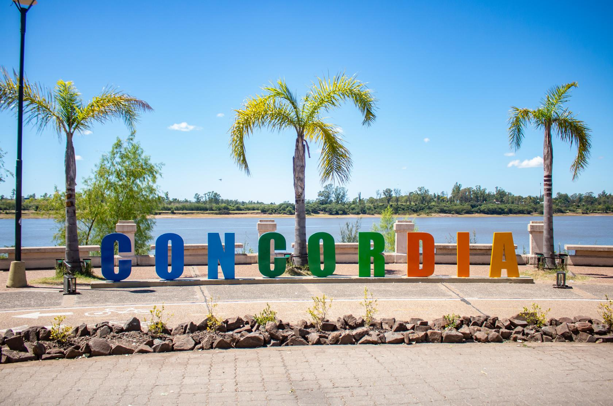 La serenidad del río Uruguay ofrece un entorno perfecto para el descanso y la pesca.