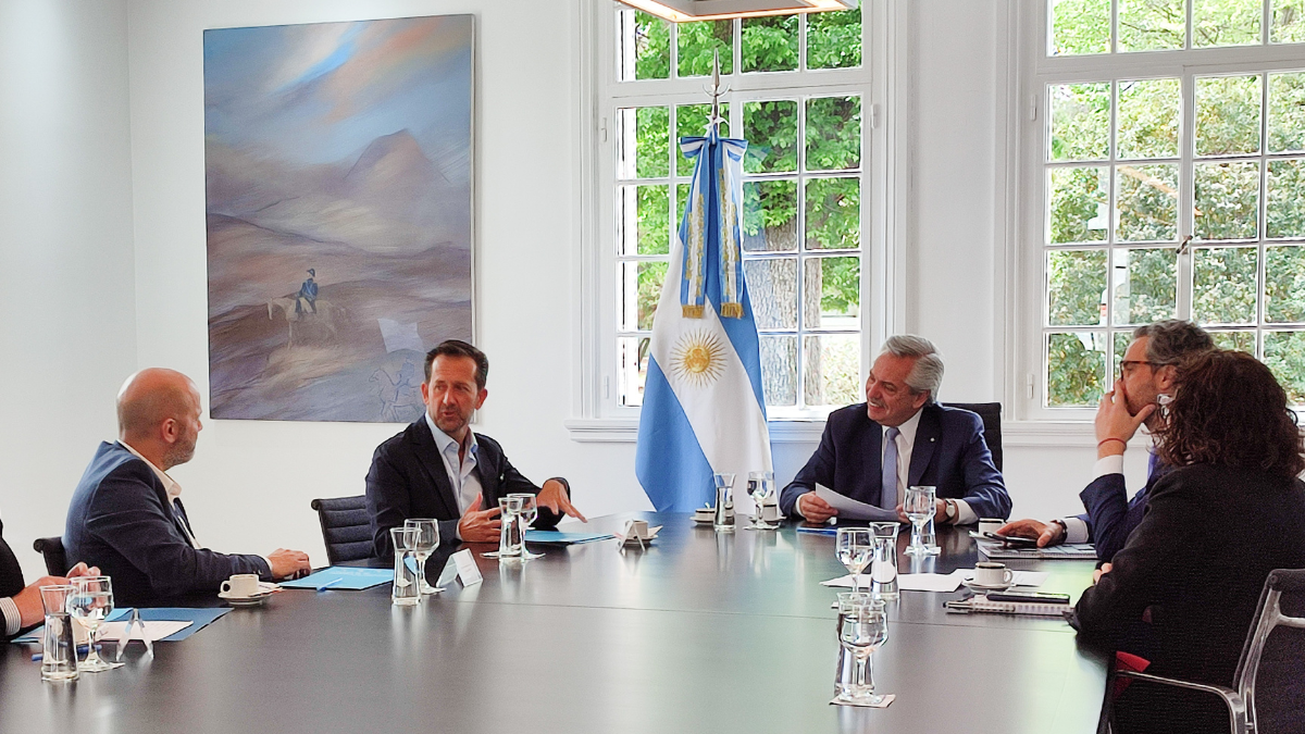 Alberto Fernández se reunió con directivos de ALSEA y anunciaron inversiones por 30 millones de dólares