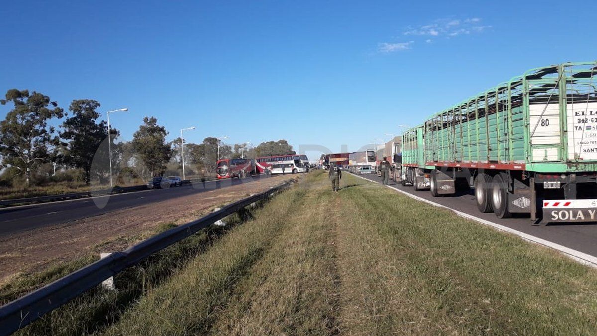 El corte total en ambas manos de la autopista comenzó alrededor de las 9 de la mañana.