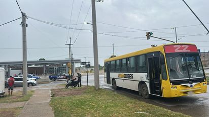 Un motociclista fue trasladado al Hospital Cullen tras un accidente con un colectivo en Avenida Blas Parera