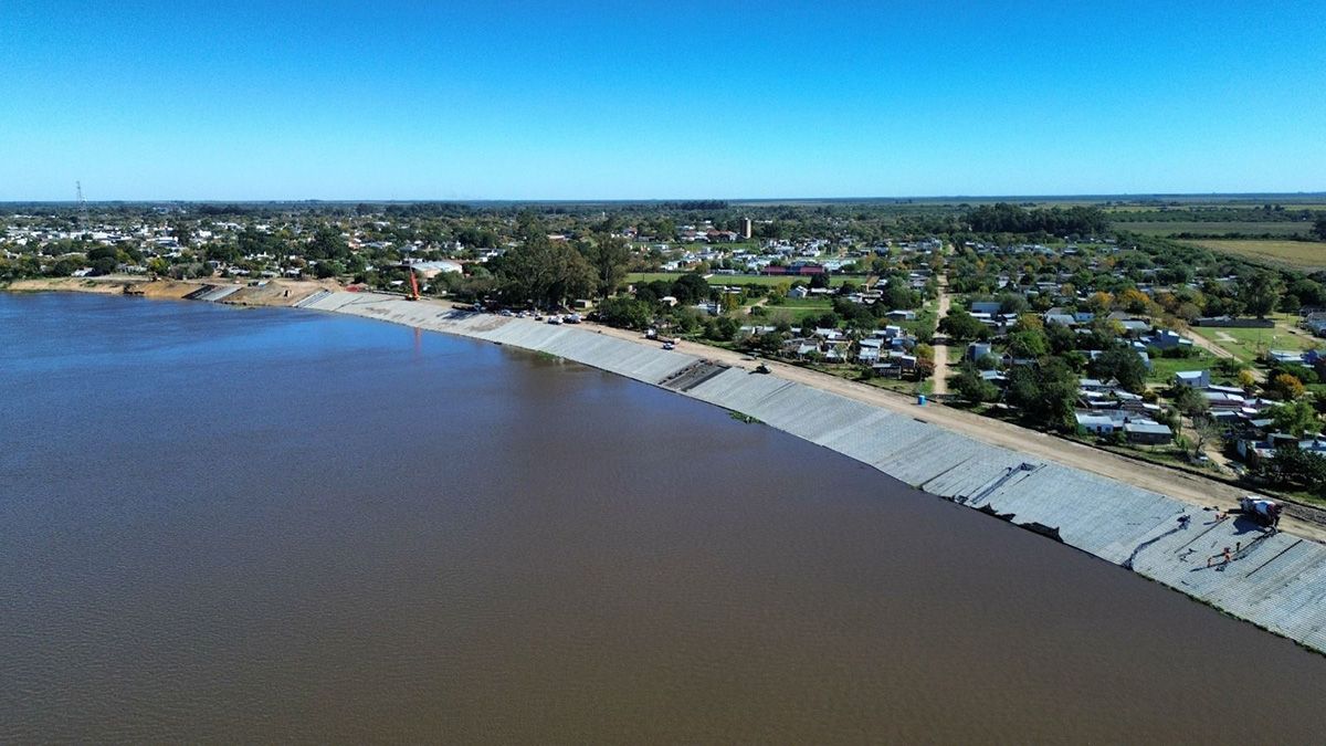 Para fortalecer la seguridad hídrica y acompañar el desarrollo urbano y turístico de la ciudad, el Gobierno Provincial avanza sin pausa en la readecuación de las defensas contra inundaciones en San Javier, buscando reducir el riesgo hídrico. Para fortalecer la seguridad hídrica y acompañar el desarrollo urbano y turístico de la ciudad, el Gobierno Provincial avanza sin pausa en la readecuación de las defensas contra inundaciones en San Javier, buscando reducir el riesgo hídrico.